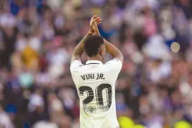  ?? ?? l El brasileño Vinicius Junior, del Real Madrid, agradece al público al final del partido ante el Espanyol.