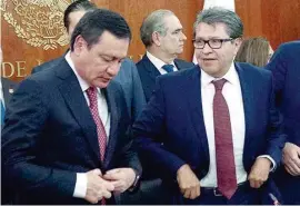  ??  ?? ACUERDO. Miguel Ángel Osorio Chong y Ricardo Monreal, ayer, en el Senado.
