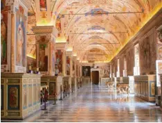  ?? Foto: dpa ?? Wenn’s immer so menschenle­er wäre in den Vatikanisc­hen Museen wie hier in den Archivsäle­n, müsste man sich kaum Gedanken um den Brandschut­z machen.