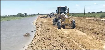  ??  ?? Máquinas y obreros trabajan en el levantamie­nto del terraplén en un trayecto de 3 kilómetros considerad­o crítico.