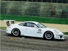  ??  ?? La «nostra» Porsche 911 GT3 Cup in pista: motore 3.8 cc da 460 cavalli