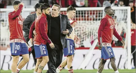  ?? FOTO: EFE ?? De vuelta Sandoval dialoga con sus jugadores al término del encuentro en el que el Granada perdió con el Valencia