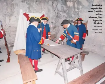 ?? RAPHAEL COSME / LA PRENSA ?? Soldados españoles en el Castillo de San Marcos, San Agustín, Florida.