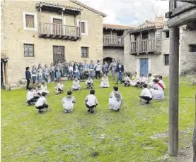  ?? VIRGEN DEL ROSARIO ?? Grupo infantil de la asociación Virgen del Rosario, con la rondalla juvenil.