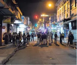  ?? MELISSA FERNÁNDEZ ?? La Policía acordonó unos 300 metros de calle.