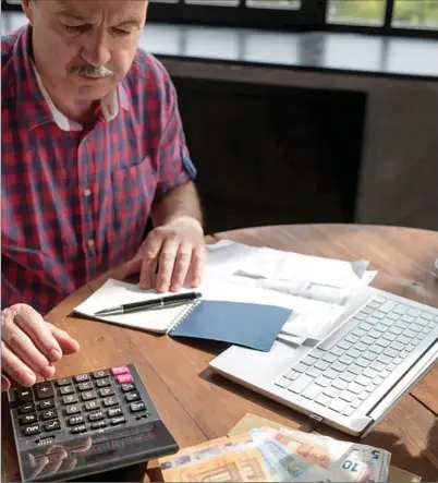  ?? ISTOCK ?? Trabajador calcula la cuantía de la pensión de jubilación.