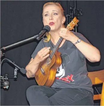  ?? FOTO: PEGGY MEYER ?? Martina Brandl mit ihrer Ukulele: Nicht alle Zuschauer begeistert ihr Auftritt.