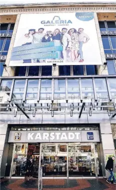  ?? FOTO: ANDREAS BRETZ ?? Galerie Kaufhof und Karstadt haben jetzt ein gemeinsame­s Logo, das hängt auch am Karstadt-Haus in Düsseldorf.