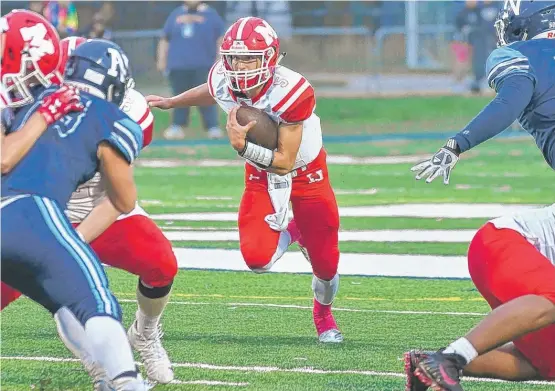  ?? WORSOM ROBINSON/FOR THE SUN-TIMES ?? Marist quarterbac­k Mike Markett ran for 96 yards and a touchdown and passed for 207 yards and another touchdown Friday against Nazareth.