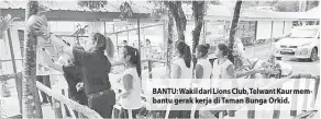  ??  ?? BANTU: Wakil dari Lions Club, Telwant Kaur membantu gerak kerja di Taman Bunga Orkid.