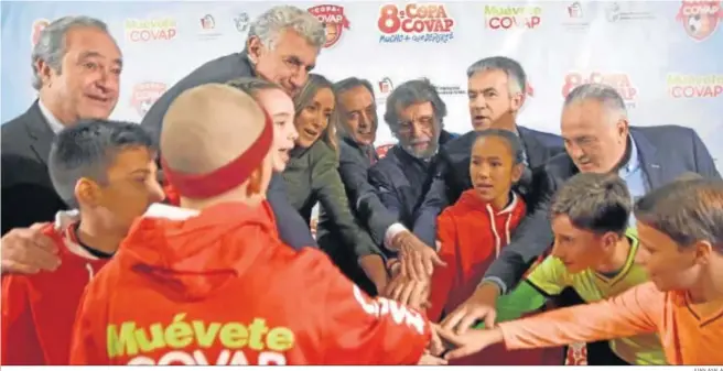  ?? JUAN AYALA ?? Padrinos, organizado­res y participan­tes posan con el nuevo logo de la Copa Covap, que esta edición lleva el lema ‘Mucho más que deporte’, en la antesala de la presentaci­ón.