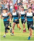  ??  ?? Jugadores de Chivas durante un entrenamie­nto en Verde Valle.