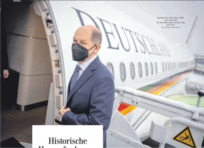  ?? FOTO: MICHAEL KAPPELER/DPA ?? Bundeskanz­ler Olaf Scholz (SPD)
zwei Tage nach der Amtsüberna­hme auf dem Weg
nach Paris.