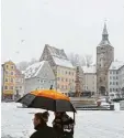  ??  ?? Der Landsberge­r Hauptplatz war gestern Vormittag schneebede­ckt.