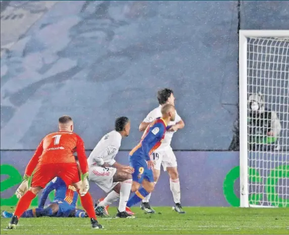  ??  ?? Este remate en el último segundo de Ilaix golpeó el larguero de la meta de Courtois, tras rozar Militao la pelota. Fue la última jugada del partido.