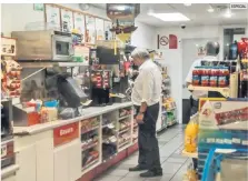  ?? ESPECIAL ?? VISITA. El Presidente hizo una pausa en una tienda de convenienc­ia para comprar un café.