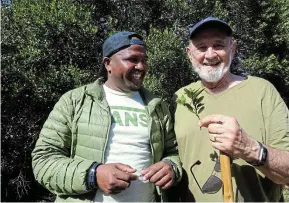  ?? ?? TREE EXPERTS: Waters Meeting Nature Reserve manager Siphelele Hlazo and Prof Eugene Moll swopped tree info during the walkabout organised by Wessa and Friends of Waters Meeting