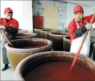  ?? LYU BIN / FOR CHINA DAILY ?? Brewers prepare yellow rice wine at a winery of Yiwu Danxi Wine Industry Co Ltd in Yiwu, Zhejiang province, on March 4, 2015.