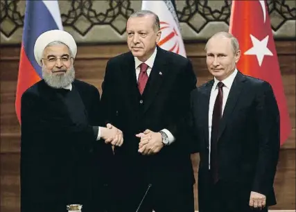  ?? MIKHAIL SVETLOV / GETTY ?? Recep Tayyip Erdogan, entre el iraní Hasan Rohani y el ruso Vladímir Putin, en Ankara en abril