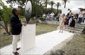  ?? (Photos J-F Ottonello et S.W) ?? Samedi dernier, le «Jardin de la paix» et l’oeuvre de Gérard Haton-Gauthier ont été inaugurés au parc du Pian. Dans la nuit de lundi à mardi, la sculpture a été arrachée puis jetée dans le ravin près de la voie ferrée.