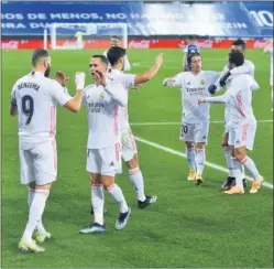  ??  ?? Benzema y Lucas Vázquez celebran el segundo gol del francés.