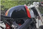  ??  ?? Bentuk tangki sengaja agak modern, biar beda dengan cafe racer kebanyakan