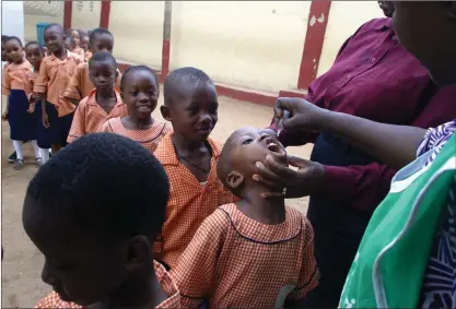  ?? FOTO: GEORGE OSODI/AP/TT ?? Sexåriga Mstura Foluke vaccineras mot polio i nigeriansk­a Lagos 2004. Nu certifiera­s hela den afrikanska kontinente­n officiellt som ”poliofri”.