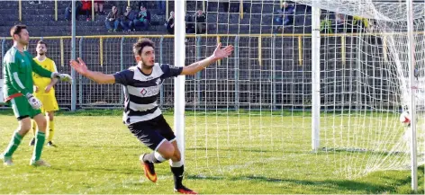  ?? FOTO: THOMAS BURGARDT ?? Der hat gepasst: Erik Tuttobene hat soeben den Treffer zum 1:1-Ausgleich für Neunkirche­n gegen seinen Ex-Verein Morlautern erzielt.