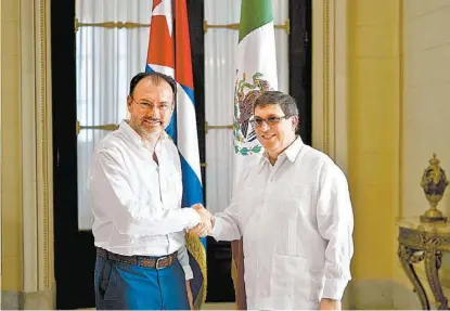  ?? RAMON ESPINOSA/AP ?? El titular de la SRE y su par cubano, Bruno Rodríguez, se reunieron ayer en La Habana.