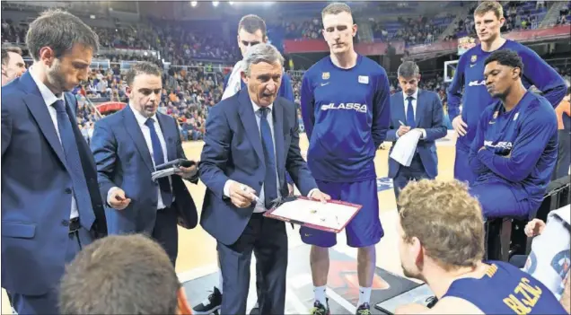  ??  ?? El entrenador del Barcelona, Svetislav Pesic, da instruccio­nes a sus jugadores en un tiempo muerto durante un partido en el Palau Blaugrana.