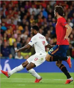  ?? FOTO: AP ?? Raheem Sterling sender englaender­ne i front med et kontroller­et spark.