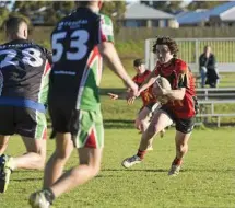  ?? PHOTO: KEVIN FARMER ?? ON THE MOVE: Kev Platz on the move for Roosters against Sharks in the 2016 preliminar­y final.