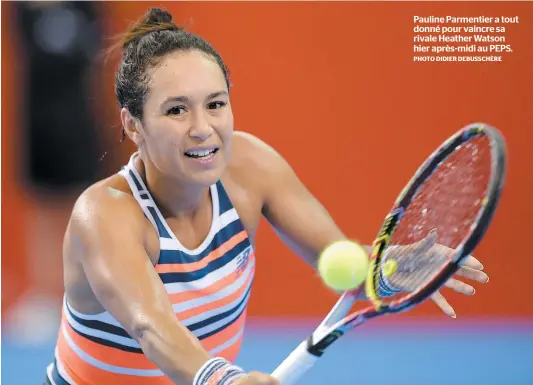  ??  ?? Pauline Parmentier a tout donné pour vaincre sa rivale Heather Watson hier après-midi au PEPS.