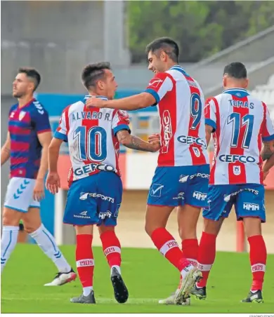  ?? ERASMO FENOY ?? Romero y Roni se felicitan tras un gol ante el Costa Brava.