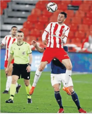  ?? JAVIER ALONSO ?? Un jugador rojiblanco en un despeje de un balón aéreo.