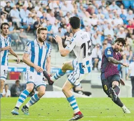  ?? FOTO: MANEL MONTILLA ?? Leo Messi siempre estuvo rodeado pero se entonó tras el descanso