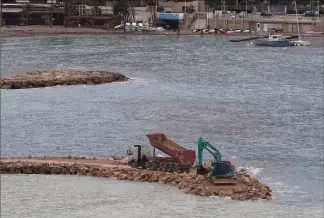  ?? (Photo Cyril Dodergny) ?? Le chantier concerne le deuxième épi de la baie – le plus ancien des trois.