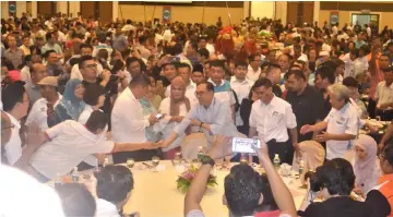  ??  ?? Anwar (third right) greets supporters upon arrival for the dinner in Sibu.