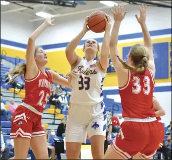  ?? Staff photo/Jake Dowling ?? St. Marys’ Karsyn McGlothen drives to the basket against a pair of Wapakoneta defenders in last week’s Western Buckeye League girls basketball game.