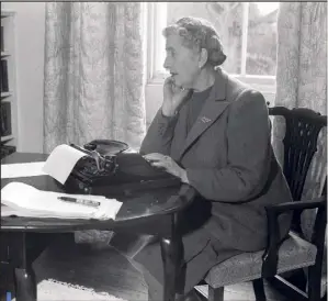  ??  ?? La précision des livres d’Agatha Christie est enrichie par une ouverture au monde rare pour une femme de la bonne société postvictor­ienne.