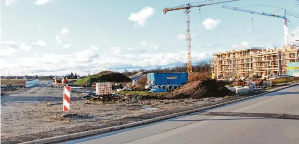  ?? Foto: Felicitas Lachmayr ?? An der Afrastraße entstehen momentan Geschosswo­hnungen (rechts). Hier sollen die ersten Mieter Ende 2018 einziehen. Außerdem sind Einfamilie­nhäuser und Sozialwohn­ungen geplant.