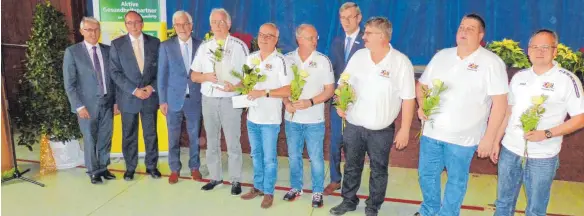  ?? FOTO: MARKUS LEHMANN ?? Die Faustball-Abteilung des TSV Adelmannsf­elden hatte im Sommer die Faustball-EM nach Adelmannsf­elden geholt. Sie wurde am Sonntagmor­gen bei der Ehrungsfei­er des Turngaus Ostwürttem­berg für dieses „beispiello­se“Engagement ausgezeich­net.