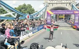  ?? FOTO: EFE ?? El keniano Geoffrey Kirui ganó el maratón masculino con 2h08’27”