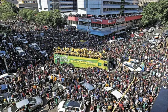  ?? Picture: Thapelo Morebudi ?? In Braamfonte­in, Johannesbu­rg, a massive crowd brought the bus with Siya Kolisi’s team to a standstill. The huge crowd stretched right over the Nelson Mandela bridge, top right.