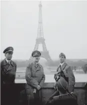  ??  ?? Pétain capituló ante los nazis el 22 de junio de 1940. Tres días más tarde, el propio Führer se paseó por la capital de Francia. HITLER EN PARÍS.