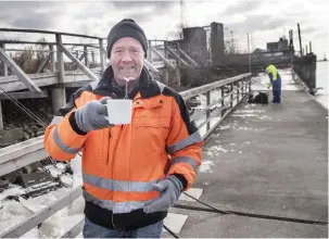  ??  ?? KYLIGT MEN HÄRLIGT. Vintersole­n välkomnade utomhusakt­iviteter i går: Emilia mer Ekdahl och Liam Luther gällde det att hinna med så många åk på snow racer