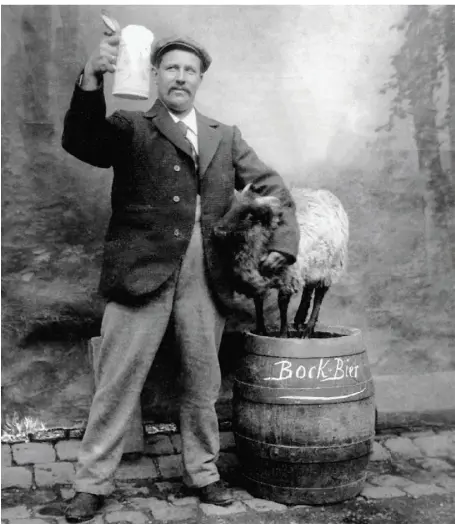  ?? ?? Gastwirt und Hotelbesit­zer Marcus Halboth um 1900 mit einem frischgeza­pften Humpen Bockbier.