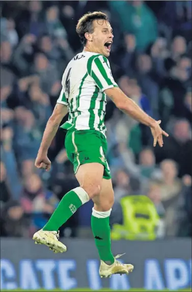  ??  ?? GOLAZO DE FALTA. Canales celebra su tanto, que permitió que el Betis conservara un punto.