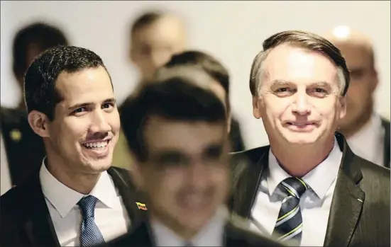  ?? UESLEI MARCELINO / REUTERS ?? Bolsonaro (derecha) recibió a Guaidó ayer en Brasilia con el protocolo propio de un jefe de Estado