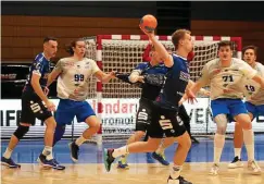  ?? FOTO: THOMAS LEVKNECHT ?? Fynn Hangstein (am Ball) steuerte vier Tore zum Testspiels­ieg gegen den Liga-Rivalen Dessau-Roßlauer HV bei.